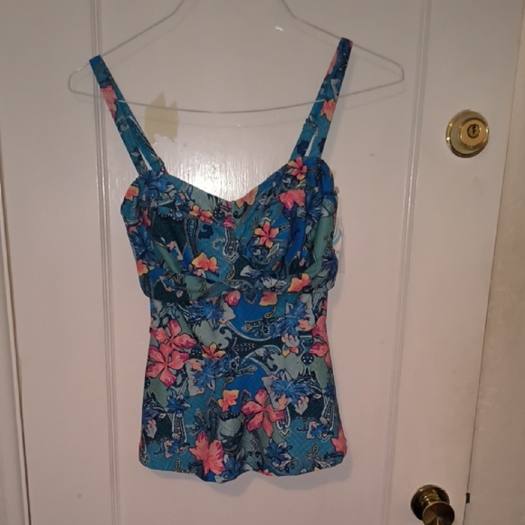 Beach Diva Tops - NWT Beach Diva | Floral Blue Camisole Top
